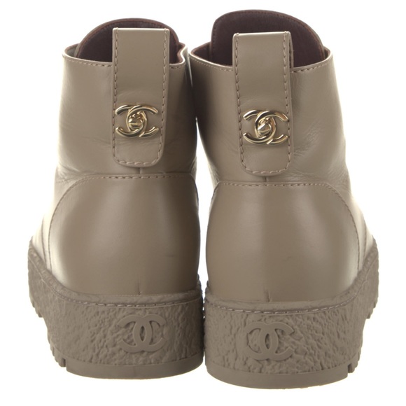 EUC Authentic 2021 Chanel Interlocking CC Logo Lace-up Combat Boots Ecru/Beige - Picture 2 of 7